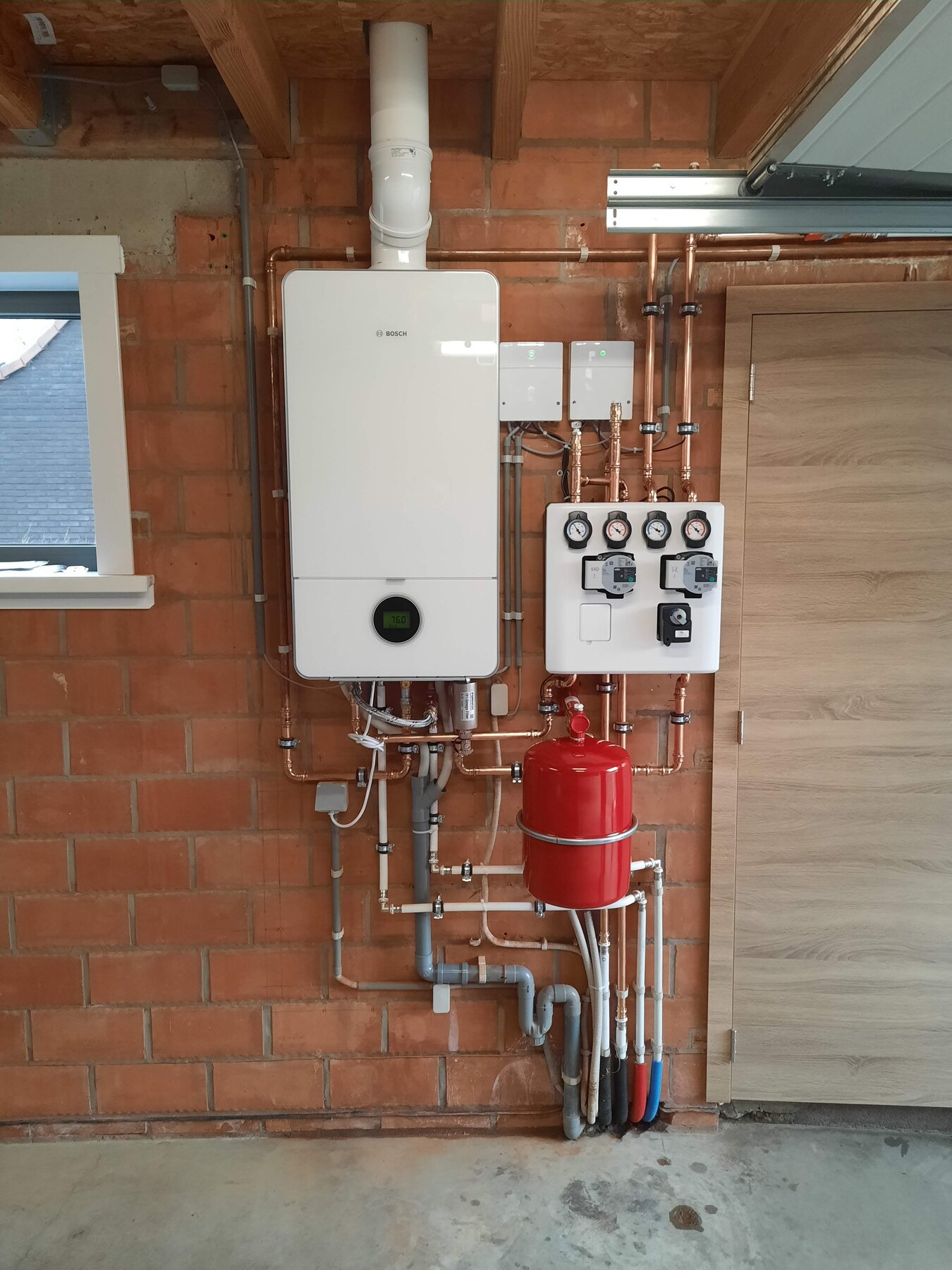 Bosch gascondensatieketel met hydraulische module, expansievat en rookgasafvoer in Roeselare